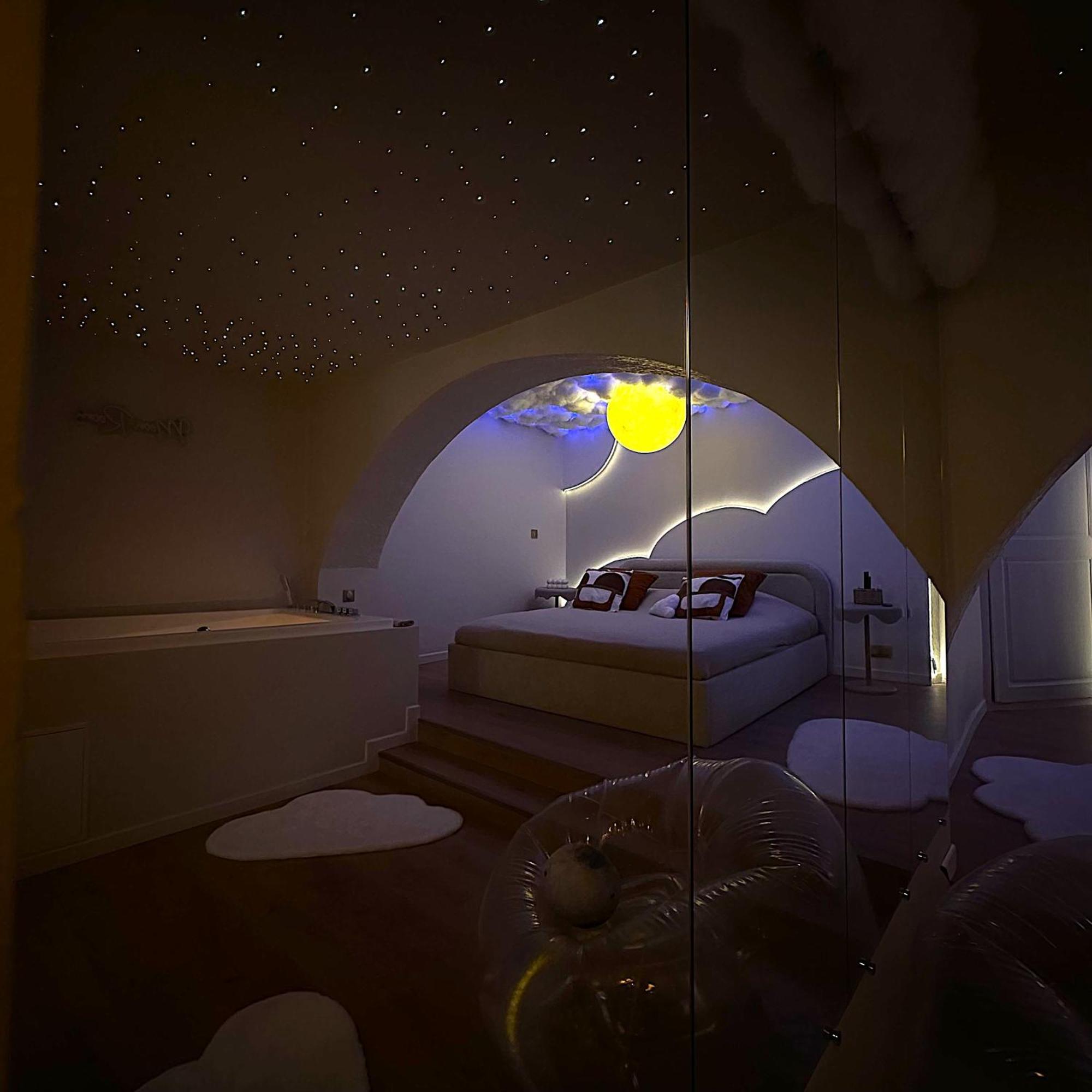 Moon Room, Nuit Insolite - Ollioules Toulon Var Exterior foto